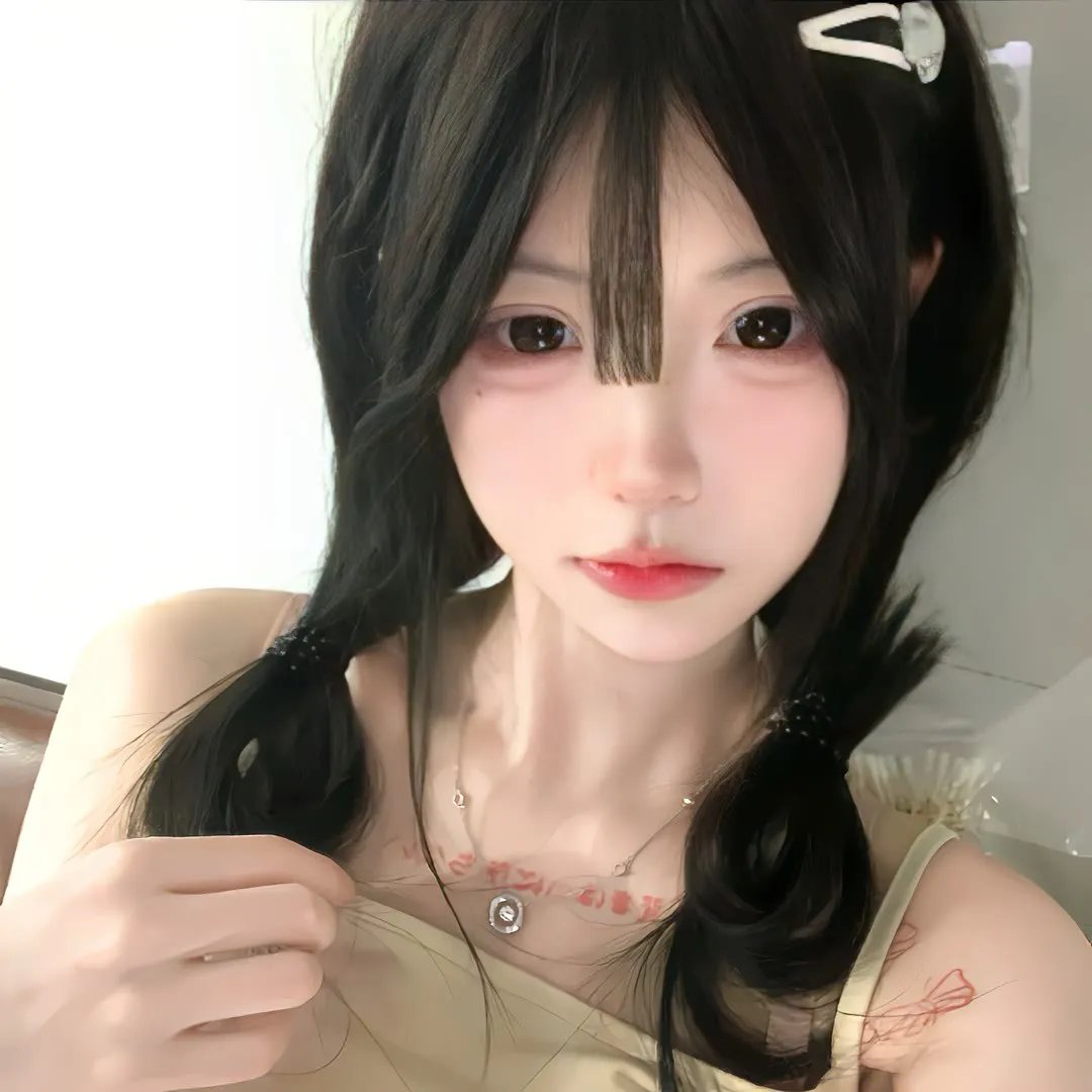 她背后的那双手